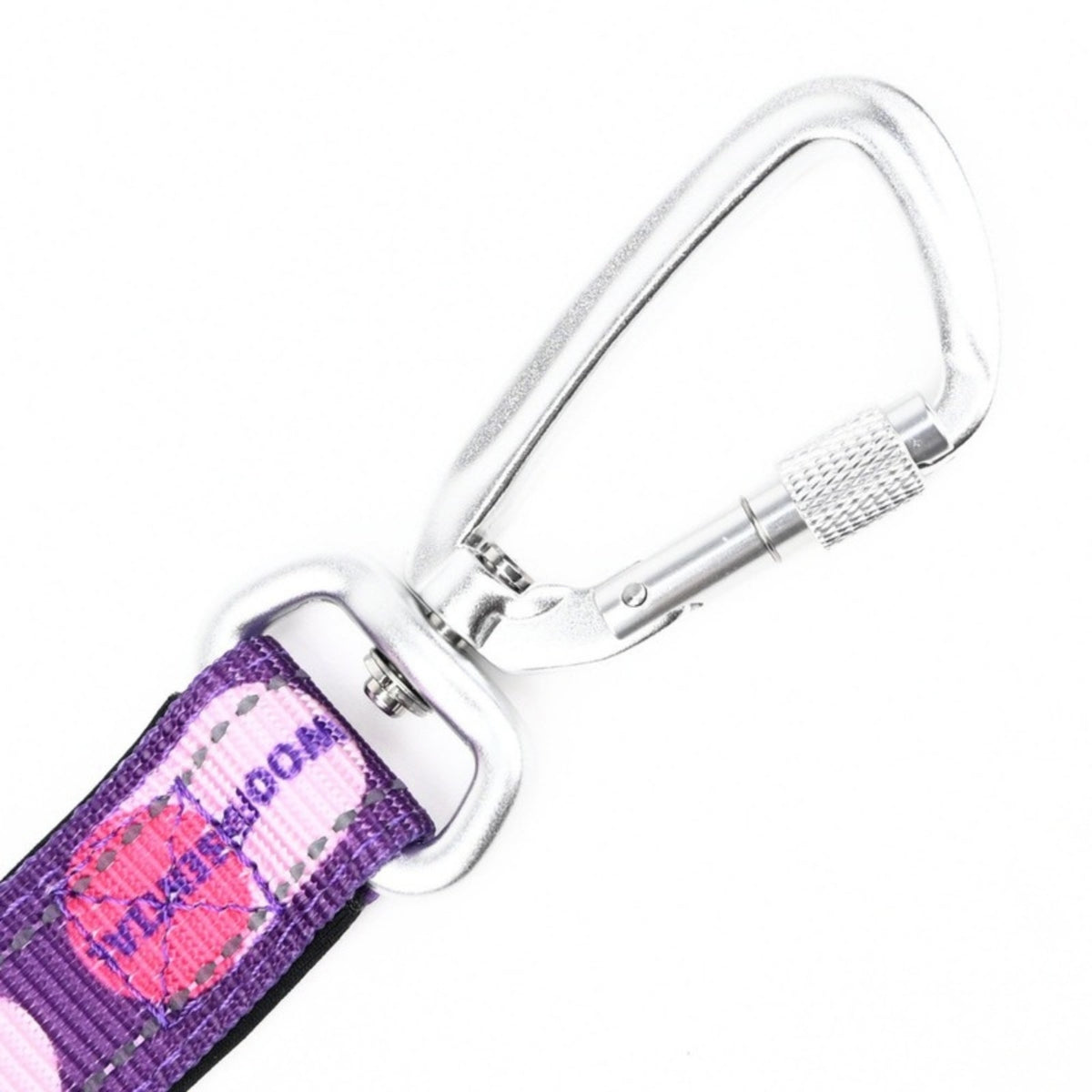 Locking swivel carabiner on the Bungee Leash