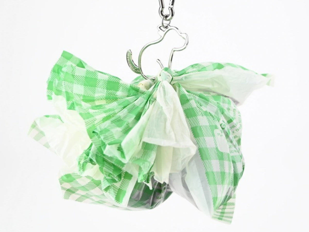 Pack'n Carry holding several tied poop bags